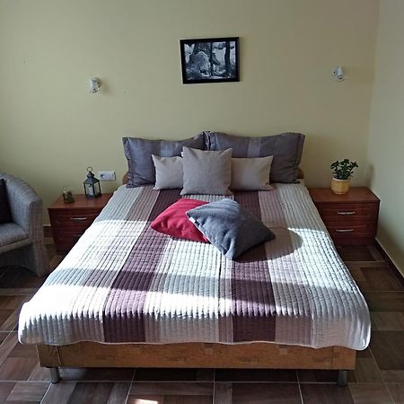 Yellow Apartmanhaz Buk Bagian luar foto