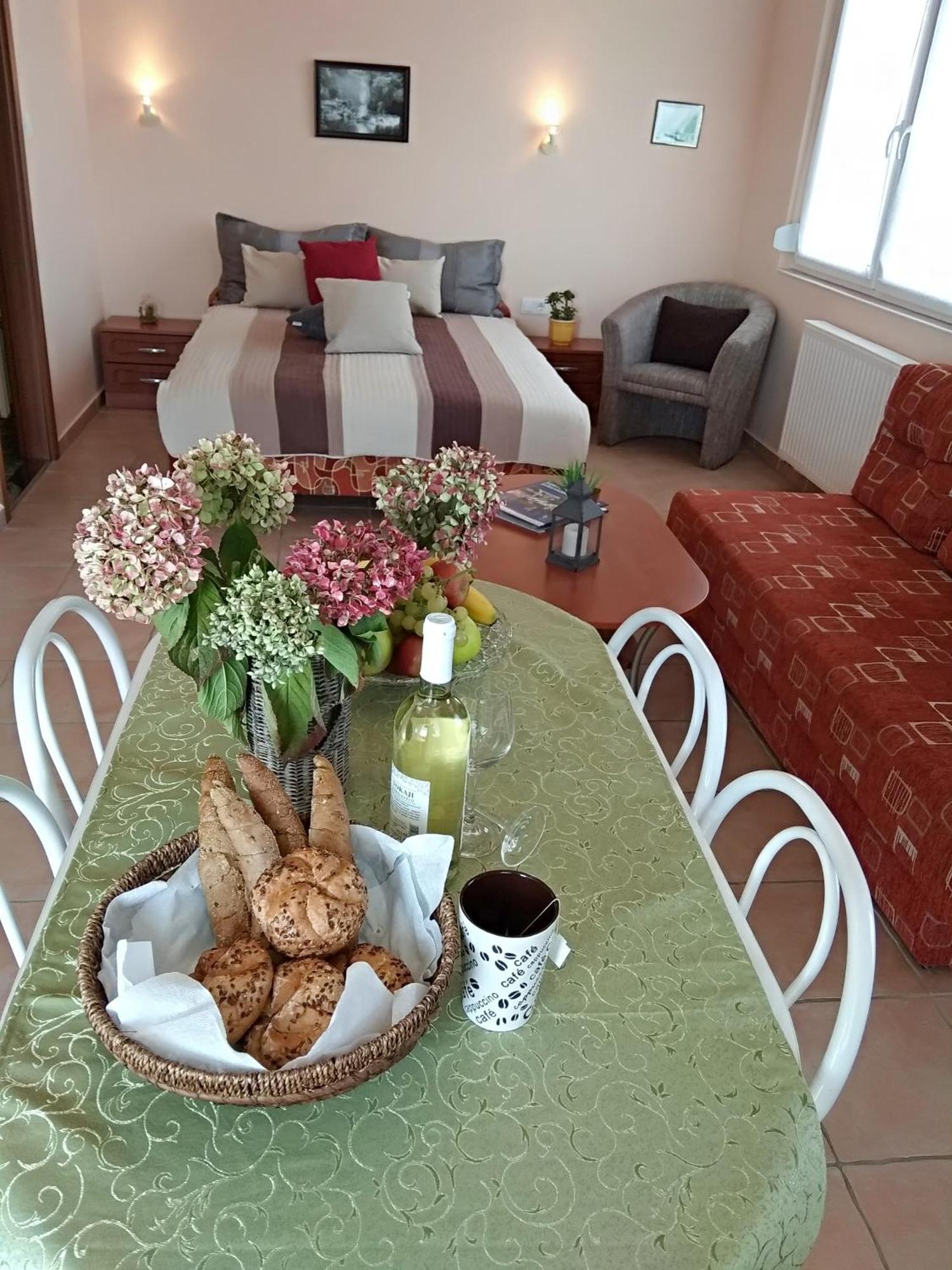 Yellow Apartmanhaz Buk Bagian luar foto