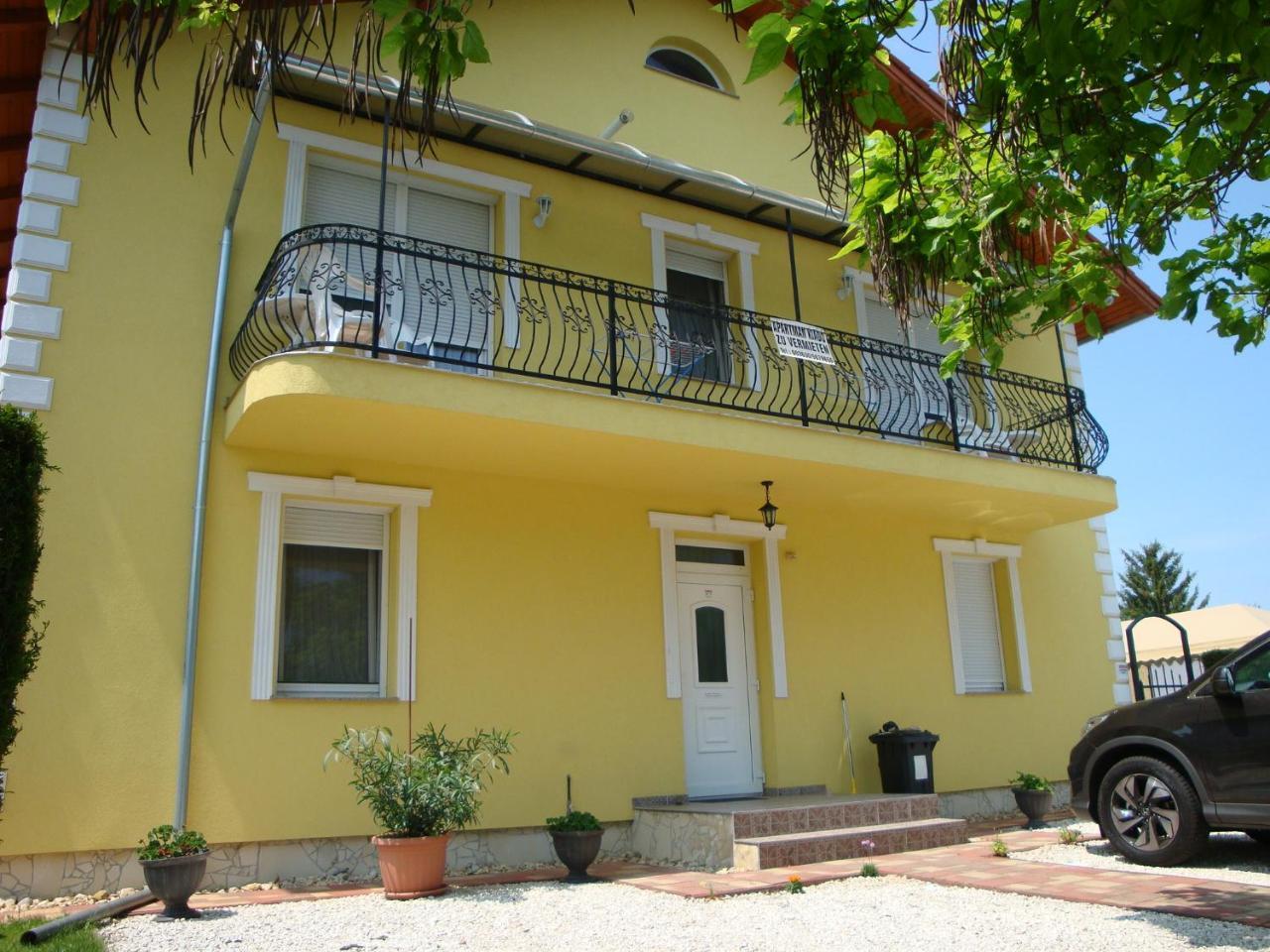 Yellow Apartmanhaz Buk Bagian luar foto
