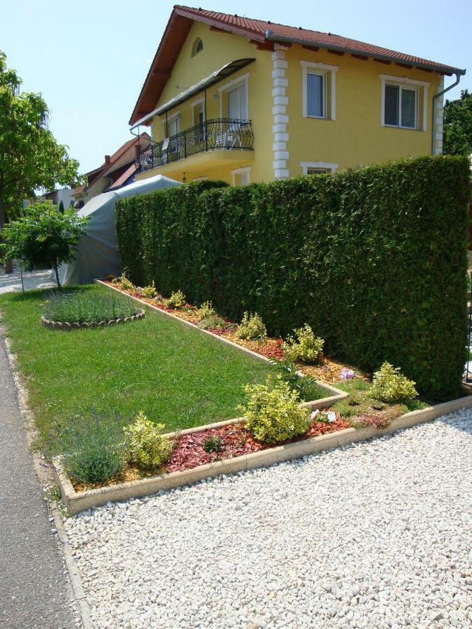 Yellow Apartmanhaz Buk Bagian luar foto