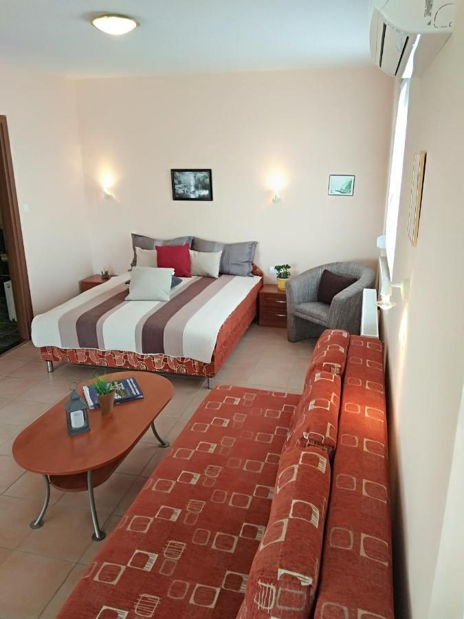 Yellow Apartmanhaz Buk Bagian luar foto