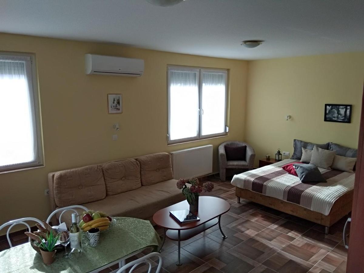 Yellow Apartmanhaz Buk Bagian luar foto